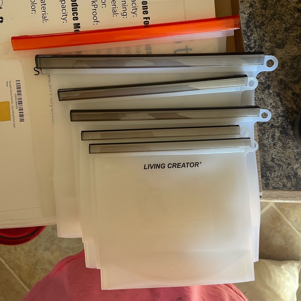 6 washable and reusable silicone storage bags!